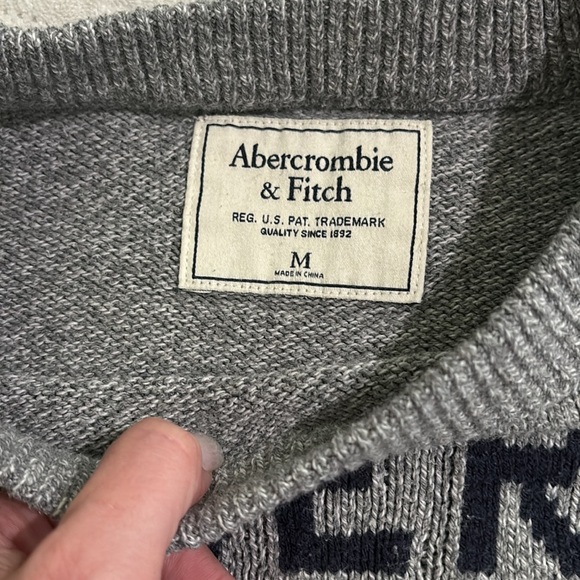 Vintage circa 2000’s Abercrombie and Fitch sweater. Size medium. - Picture 2 of 4